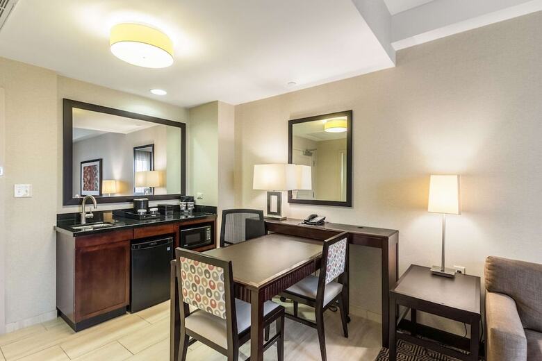 Hotel Embassy Suites - Newark Airport