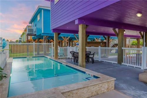 Purple Parrot.. Heated Private Pool! Centrally Located! Golf Cart Zone!