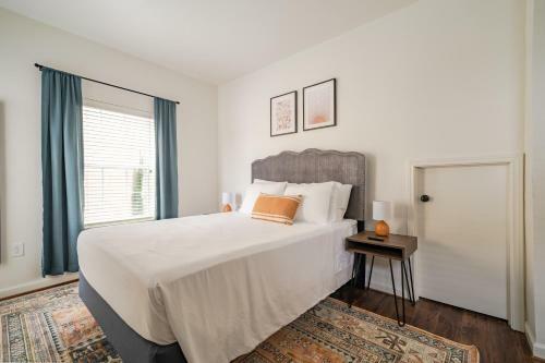 Apartamento Unit 2- Drink Under The String Lights At This Stylish Home