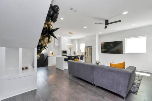 The Suite Spot! Downtown Skyline Views! Sleeps 12