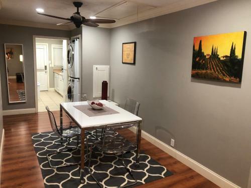 Montrose Hist Dist- Purple 2 Br Apartment
