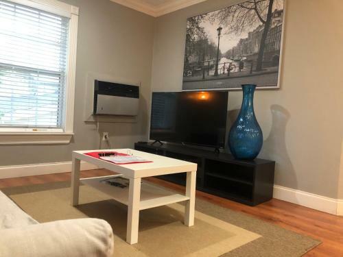 Montrose Hist Dist- Purple 2 Br Apartment