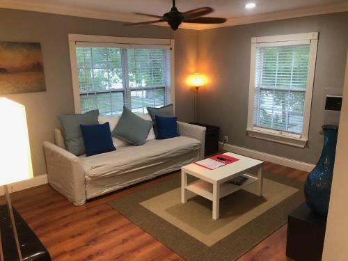 Montrose Hist Dist- Purple 2 Br Apartment