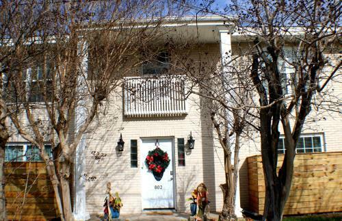 Montrose Hist Dist- Purple 2 Br Apartment