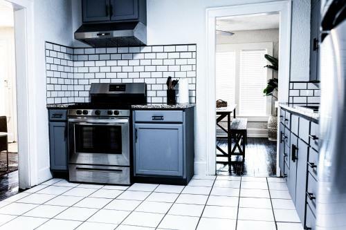 Cozy 3 Bd House With A Modern Touch Near Downtown