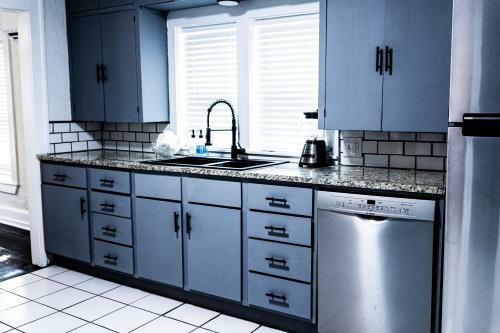Cozy 3 Bd House With A Modern Touch Near Downtown