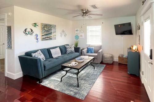 The Red Reef Home With Sundeck, Walk To Beach