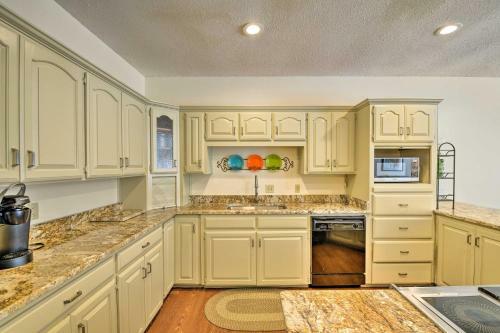Colorful Townhome - Walk To Chandor Gardens!