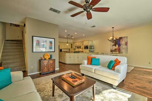 Colorful Townhome - Walk To Chandor Gardens!