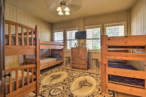 Villa 200-acre Lakefront Ranch In Wallis With Pvt Lake