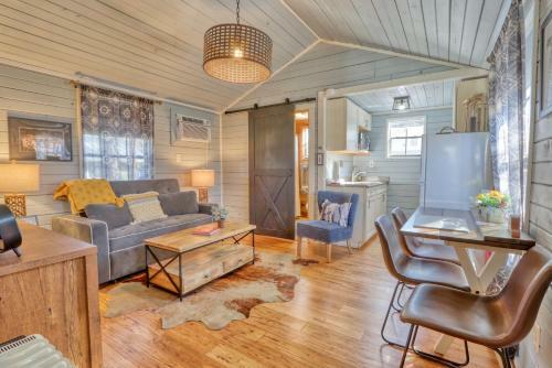 Creekside Cabins- The Texan