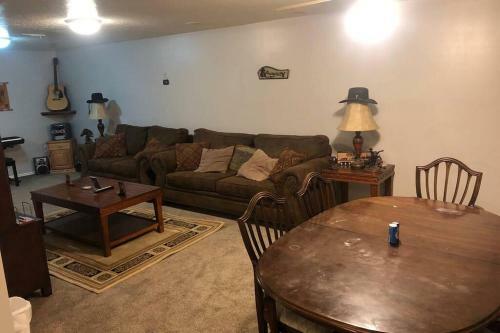 Beautiful Secluded 2 Bedrooms 1 Bathroom Apartment