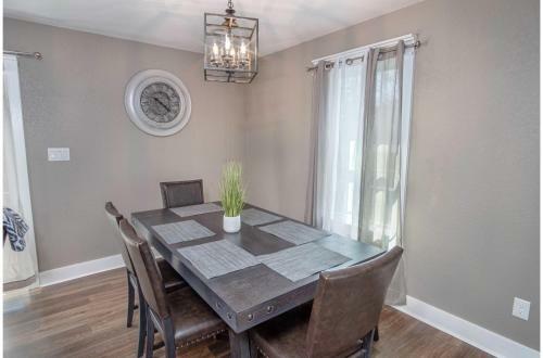 Lovely 3 Br Home Only 9 Minutes From Downtown
