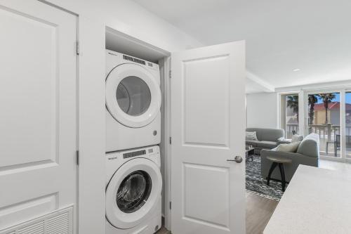 Fully Renovated Condo Steps From The Beach With Ocean View Balcony