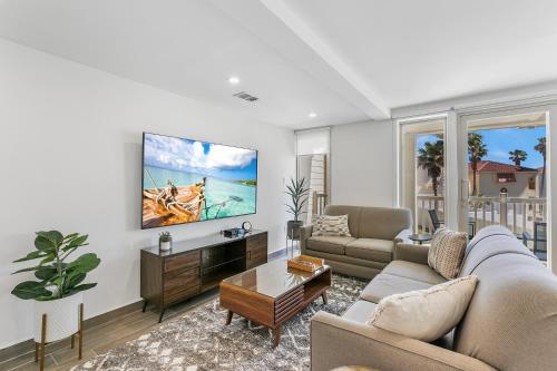 Fully Renovated Condo Steps From The Beach With Ocean View Balcony