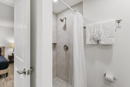 Fully Renovated Condo Steps From The Beach With Ocean View Balcony