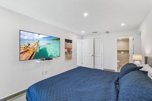 Fully Renovated Condo Steps From The Beach With Ocean View Balcony