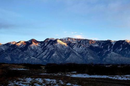 Slc Retreat! 2bd/1ba, Big Yard . Best Location.