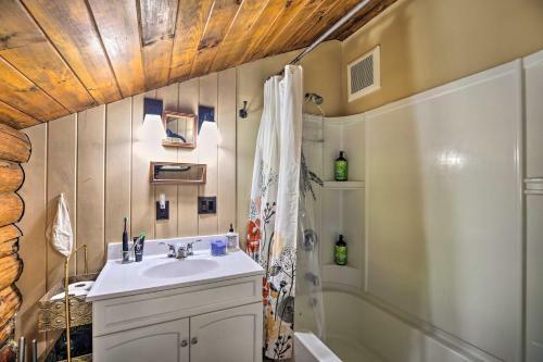 Cambridge Cabin Less Than 2 Mi To Smugglers Notch!