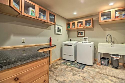 Grand Londonderry Home With Ski Mountain Views!