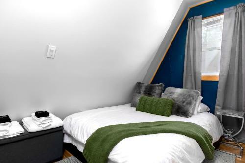 New! Mountain Retreat In Renovated 2bdr Tiny Cabin