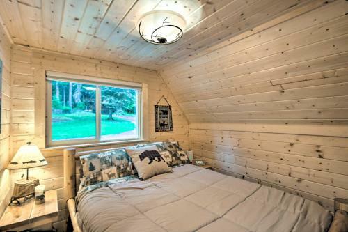 Cozy Waterside Chalet By Mt Rainier National Park!