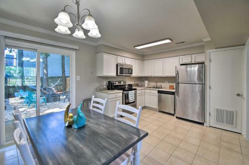 Virginia Beach Townhouse - 2 Mi To Boardwalk!