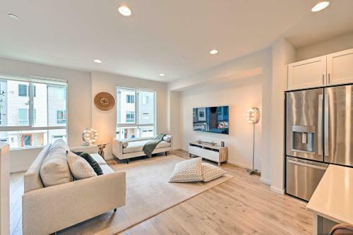 Sleek Lynnwood Townhome With Peloton And Backyard