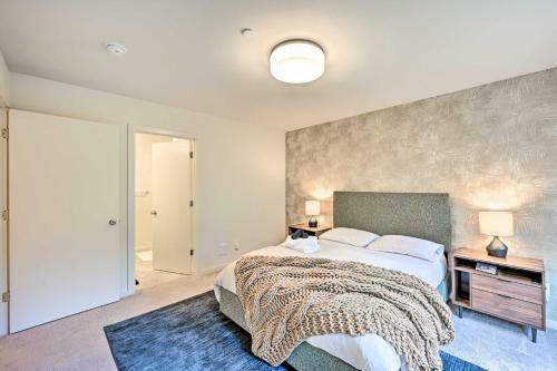 Sleek Lynnwood Townhome With Peloton And Backyard