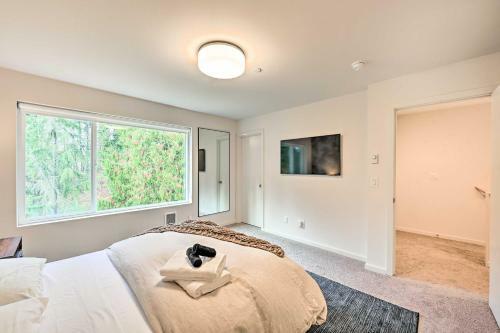 Sleek Lynnwood Townhome With Peloton And Backyard