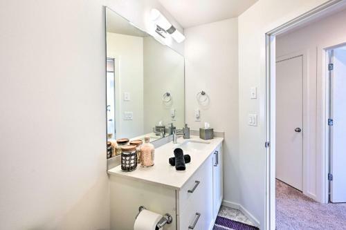 Sleek Lynnwood Townhome With Peloton And Backyard