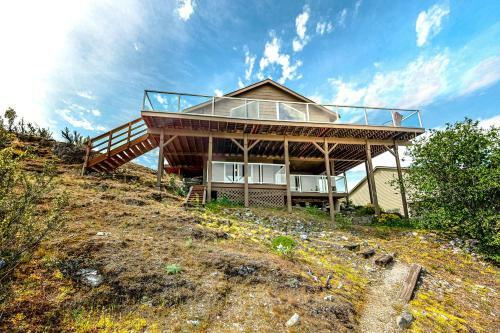 Wapato Lake Waterfront Stunner