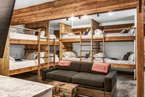 Hans Lodge In Downtown, Sleeps 16+ And Pet Friendly!
