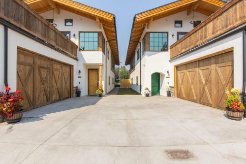 Hans Lodge In Downtown, Sleeps 16+ And Pet Friendly!