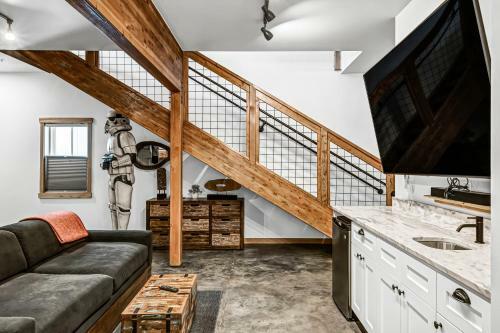 Hans Lodge In Downtown, Sleeps 16+ And Pet Friendly!