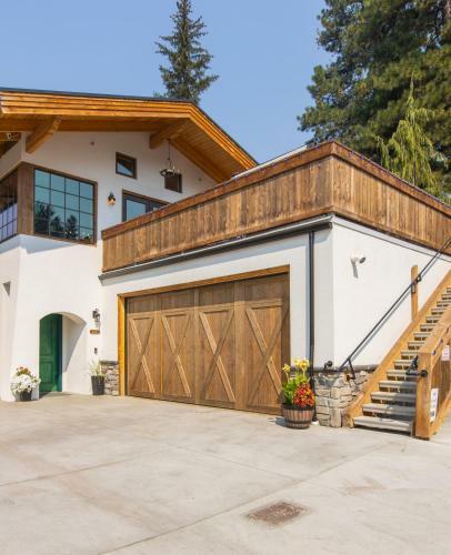 Hans Lodge In Downtown, Sleeps 16+ And Pet Friendly!