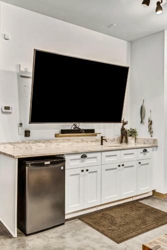 Hans Lodge In Downtown, Sleeps 16+ And Pet Friendly!