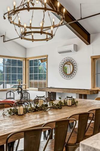 Hans Lodge In Downtown, Sleeps 16+ And Pet Friendly!