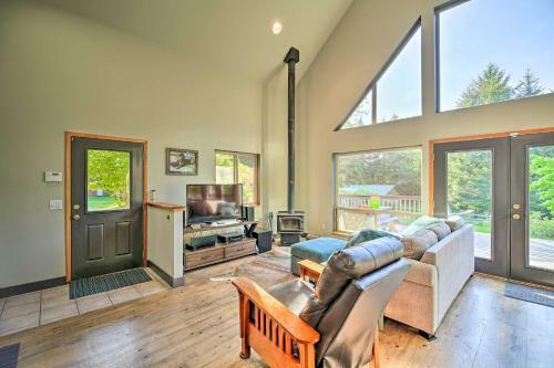 Quiet 40-acre Rochester Forest Lodge Hot Tub