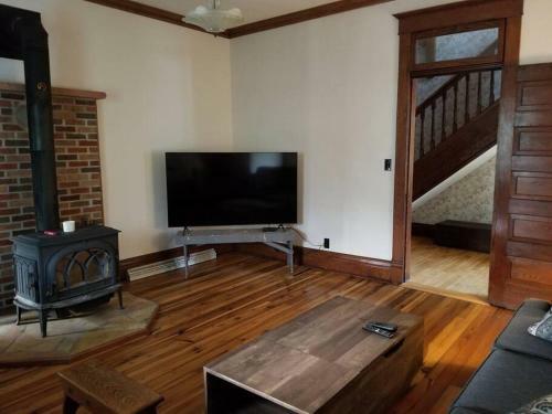 Basecampwv-durbin. Spacious 4 Bedroom House W/yard