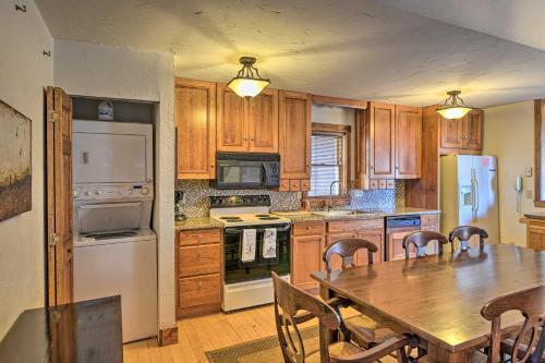 Spacious Snowshoe Cabin With Sunset Mtn Views!