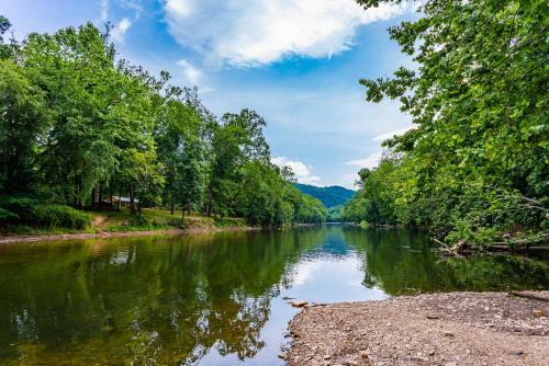 Cabin W Hot Tub, River, Kayak, Wifi, & Fire Pit