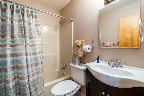 Chalet Cabin W Private Creek, Hot Tub, Huge Deck!