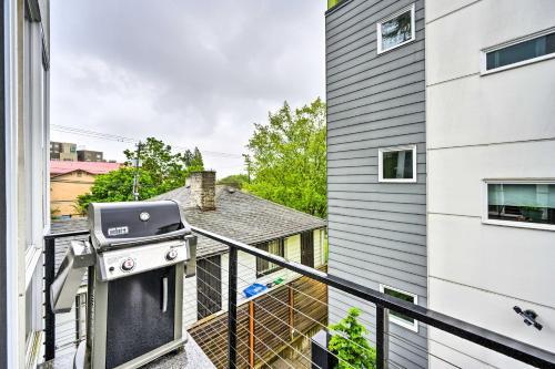 Urban Seattle Retreat With Rooftop Deck And Views