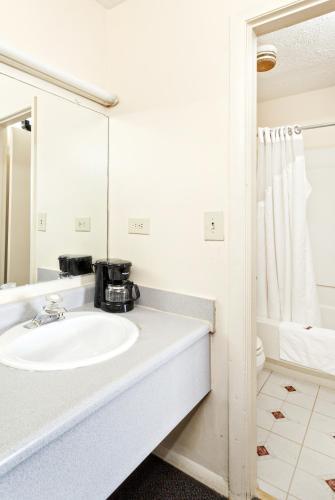 Hotel Red Carpet Inn - Louisville