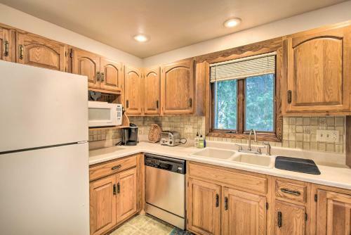 Walkable Lake Elkhart Apt Dine, Shop, Swim!