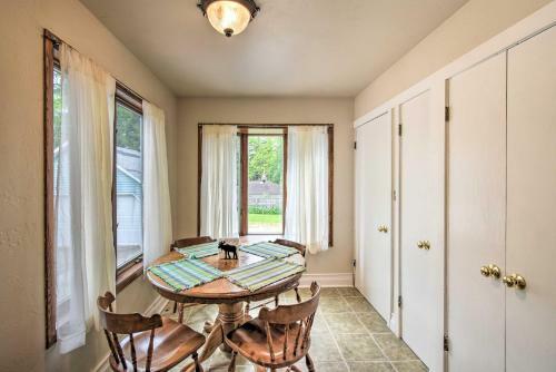 Walkable Lake Elkhart Apt Dine, Shop, Swim!