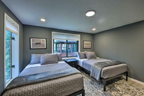 Waterfront Home With 2 Decks On Lake Koshkonong