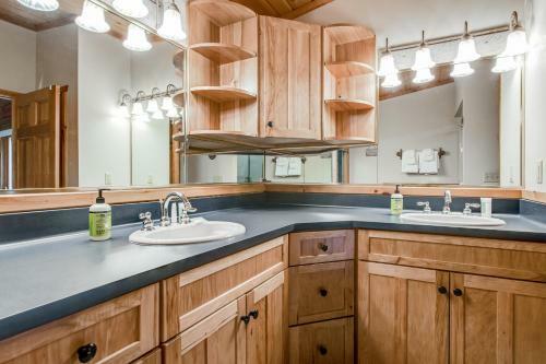 Cranberry Cove Lodge