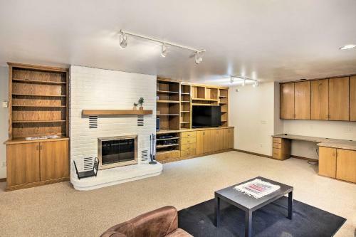 Spacious Modern Home Less Than 6 Mi To Lambeau Field!